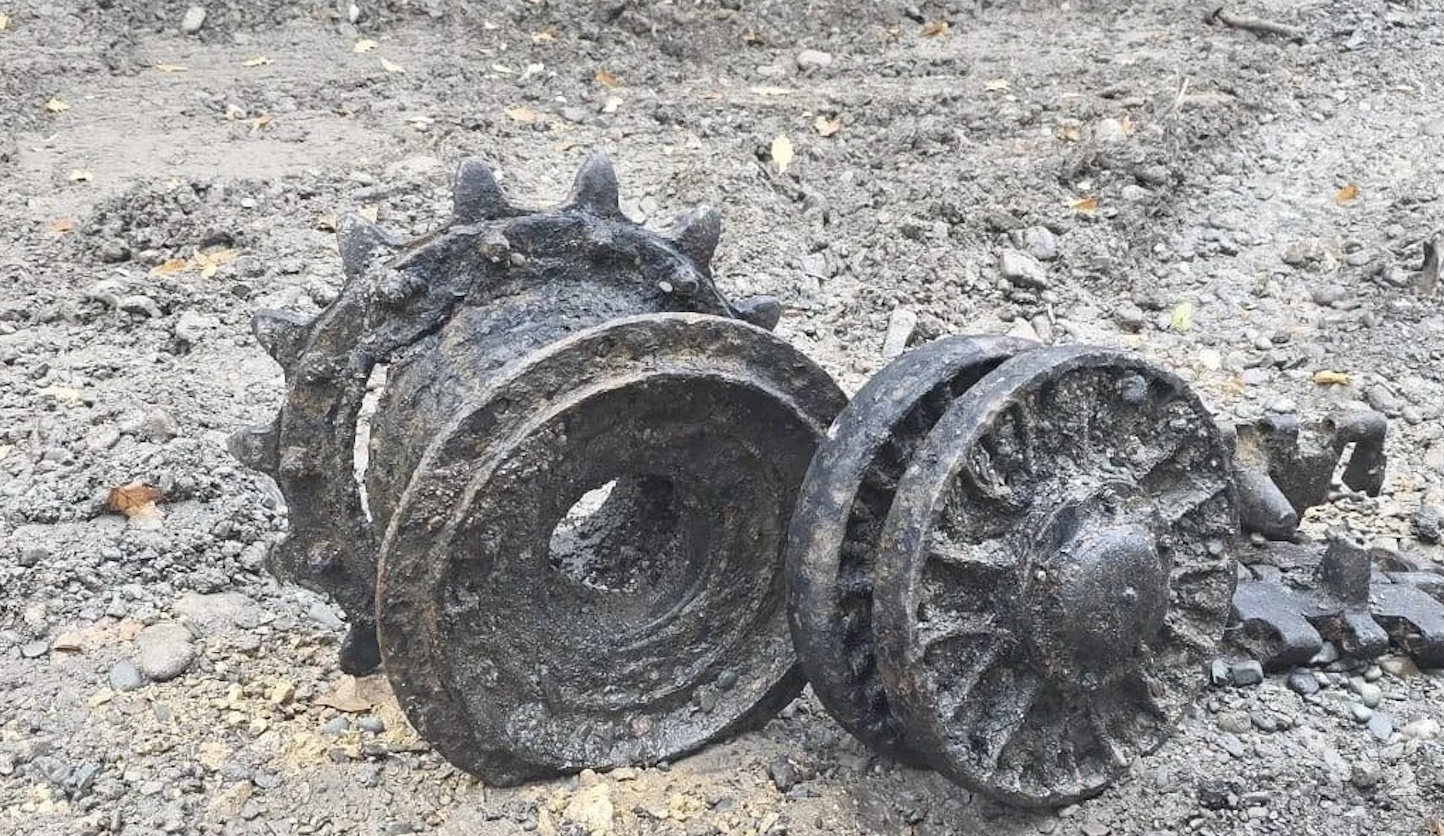 Czołg w Bielanach pod Oświęcimiem? Koparka odkopała duży metalowy obiekt