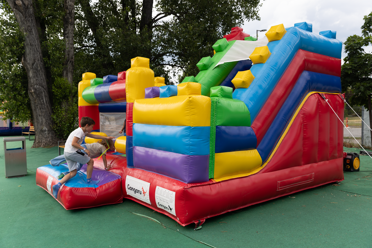 Producent dmuchańców radzi: jak wybrać atrakcje, które zarobią na siebie w jeden sezon?