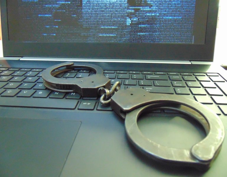 Oszuści wyłudzili ponad 300 000 złotych od przedsiębiorców. Policjanci apelują o weryfikowanie numerów kont bankowych przed dokonaniem przelewu 