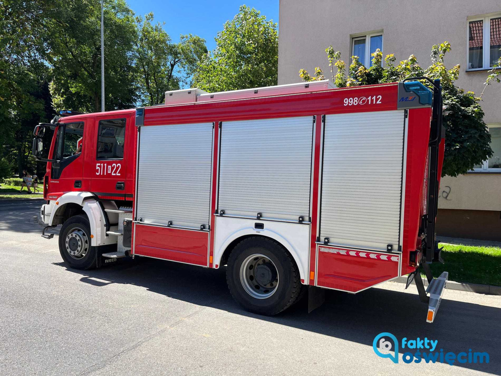 Po parapecie okna na drugim piętrze chodził czterolatek