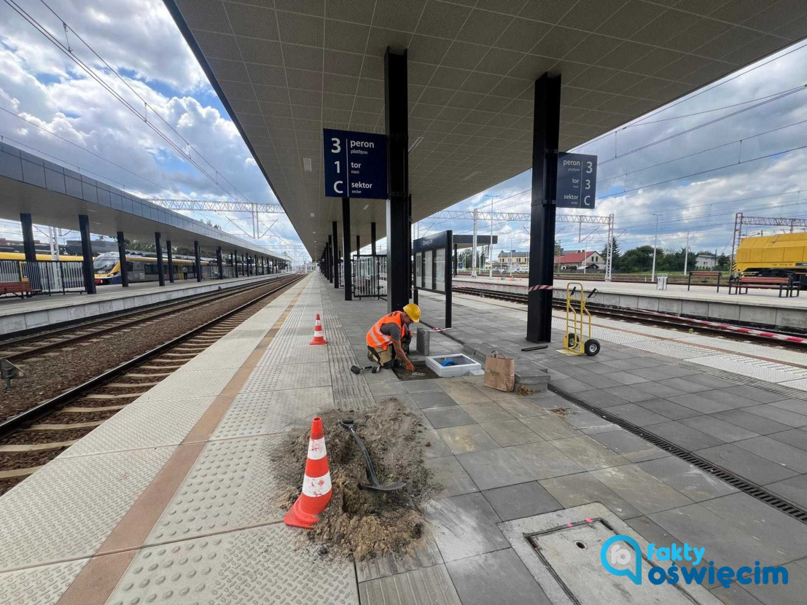 Zaczął się montaż elektronicznych wyświetlaczy na stacji w Oświęcimiu