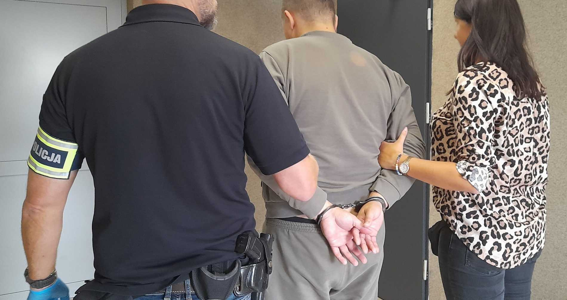 Oszust odebrał pieniądze od seniorki. Po chwili był już w kajdankach
