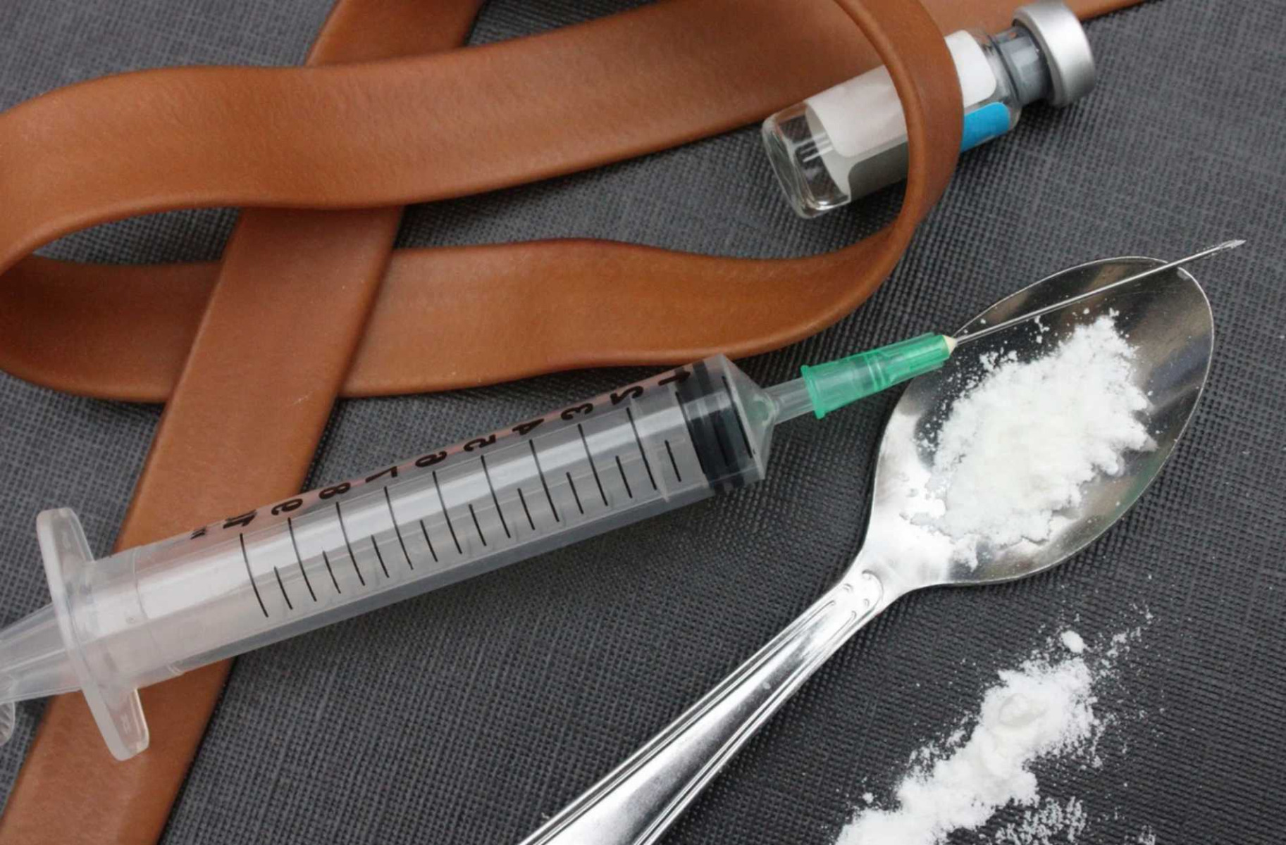 Upił się i zasnął. Policjanci znaleźli przy nim narkotyki