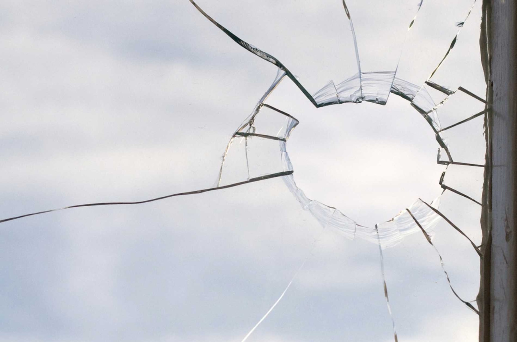 Wybił szybę, by ukraść alkohol i pieniądze