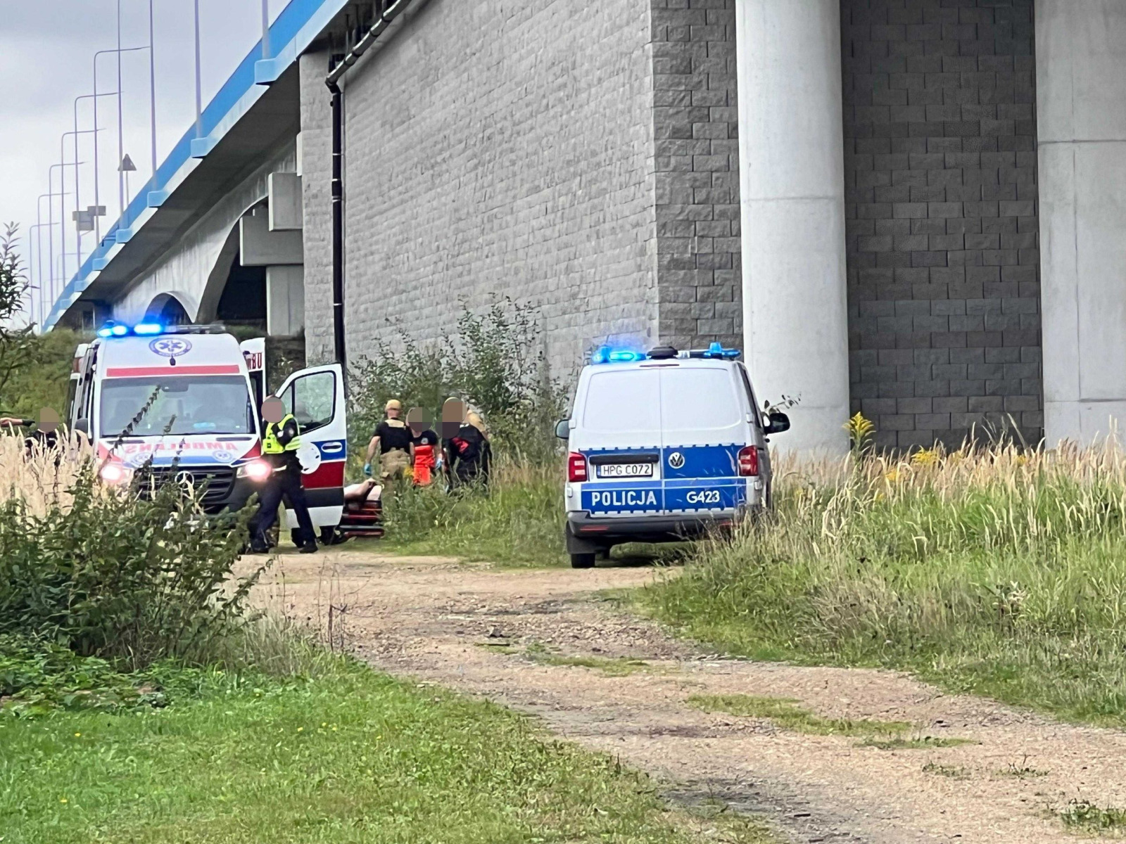 Pacjent uciekł z karetki i wskoczył do Wisły – FILM, FOTO