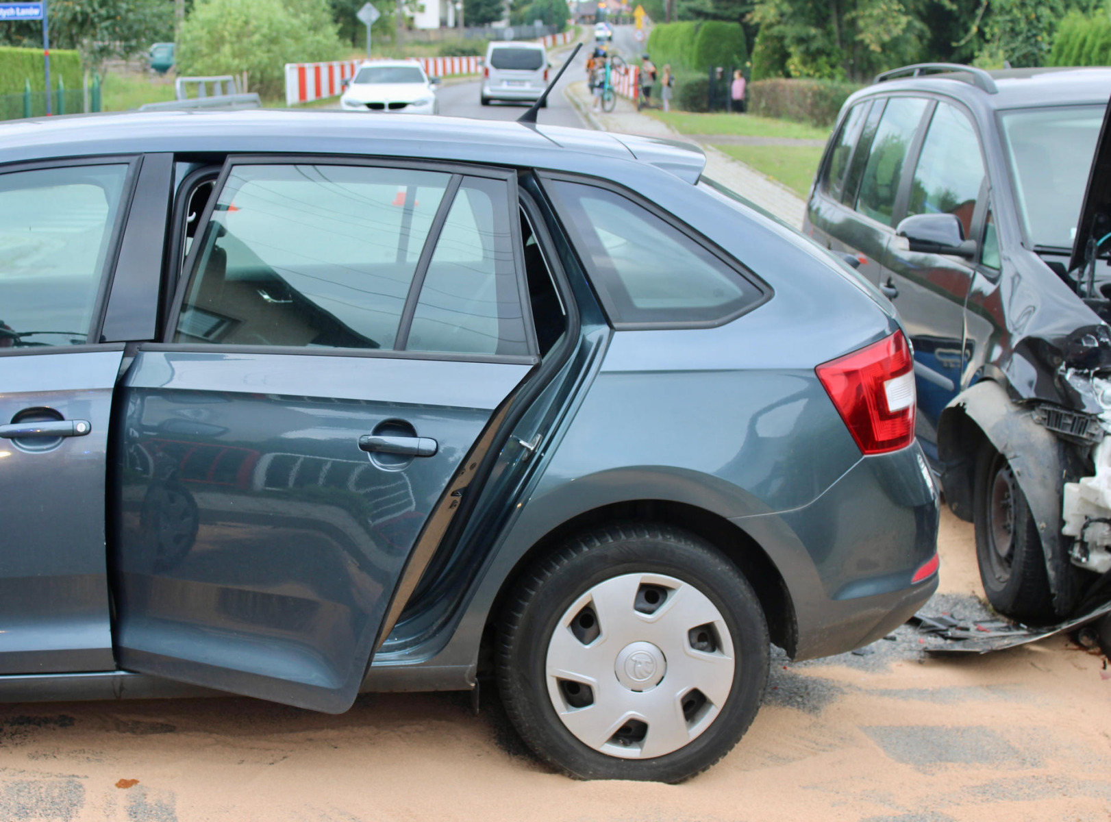 Zderzenie dwóch aut, jedna osoba w szpitalu – FOTO
