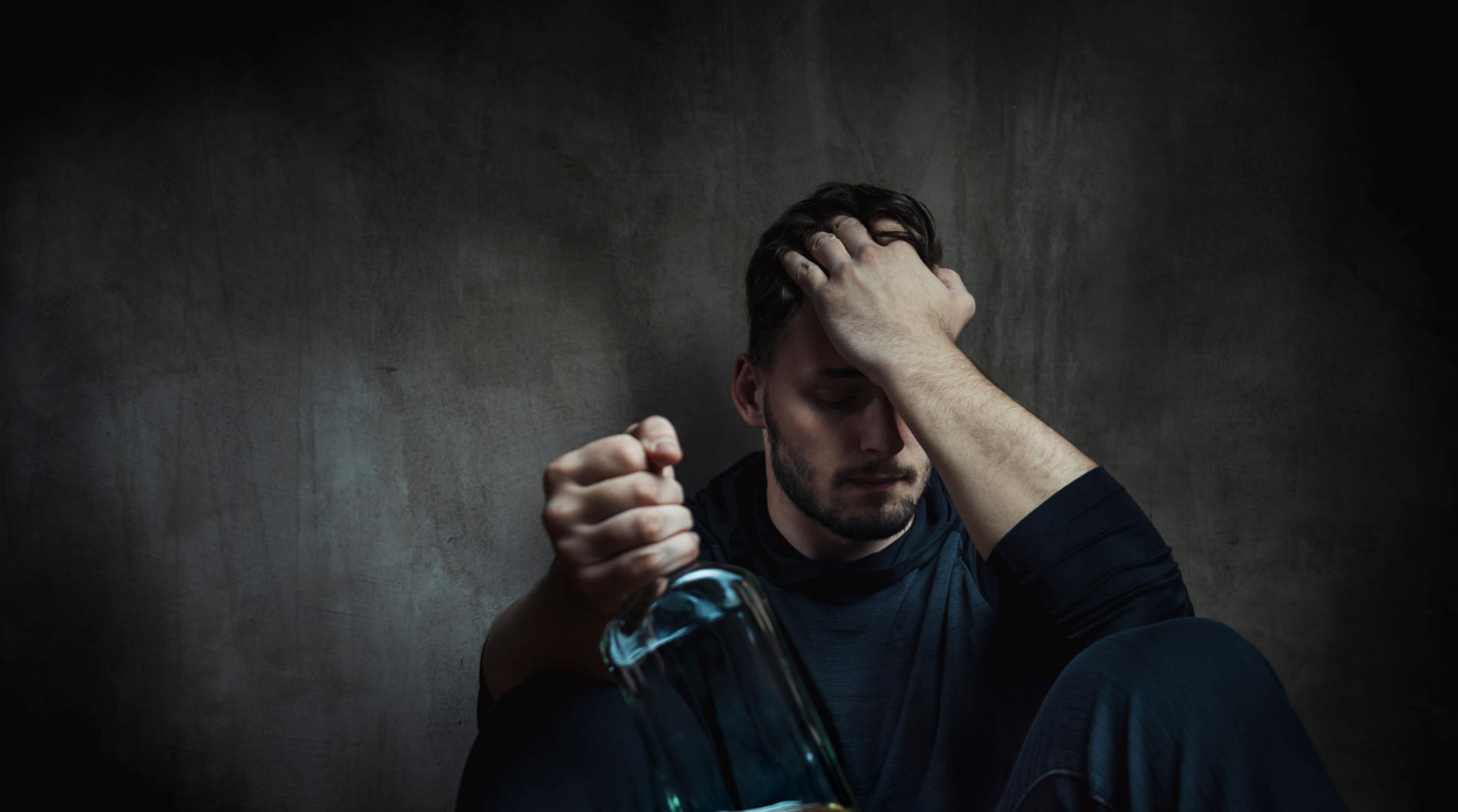 Pijany ojciec z sześciolatkiem na spacerze