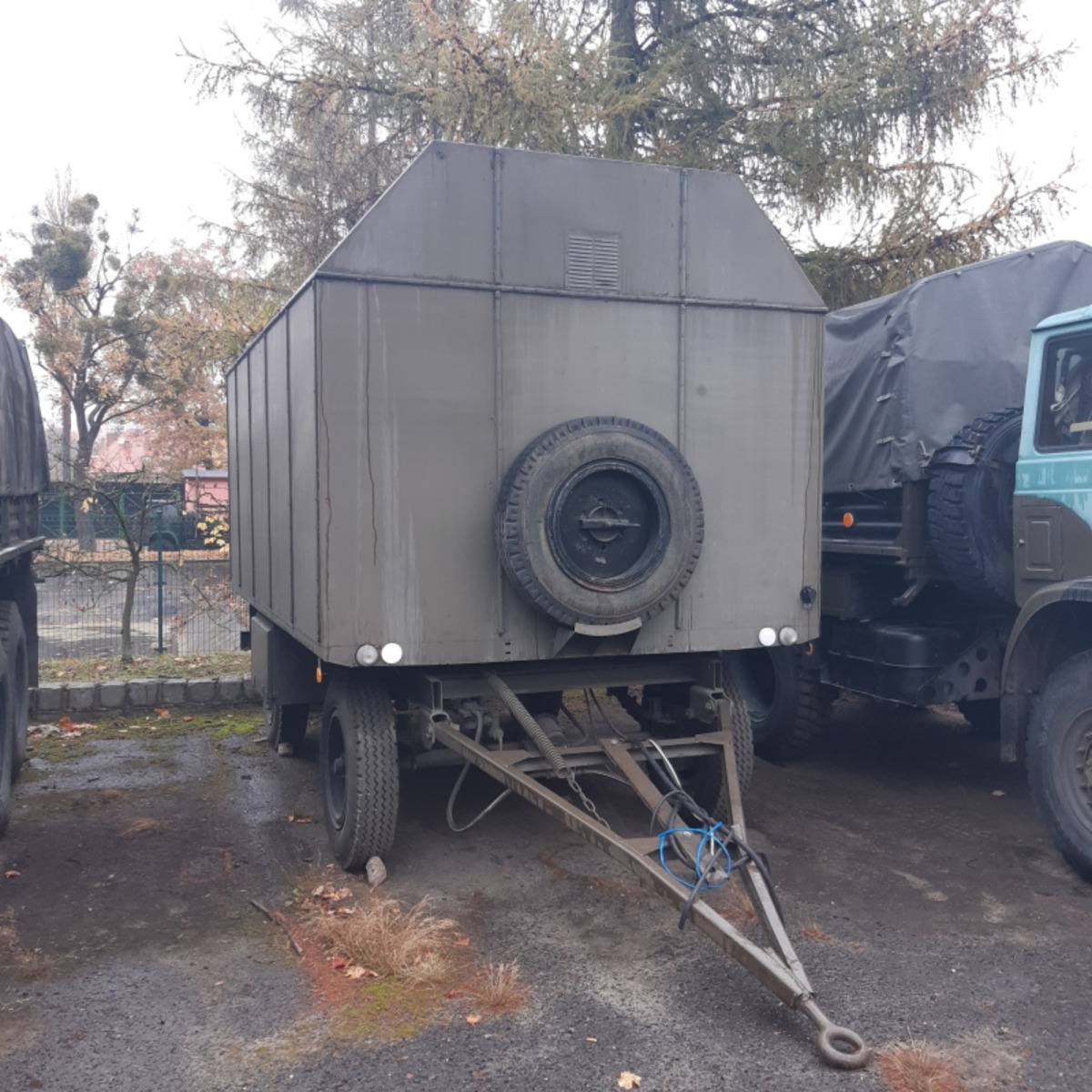 Powojskowe tokarki, kontenery, części do stara – FOTO