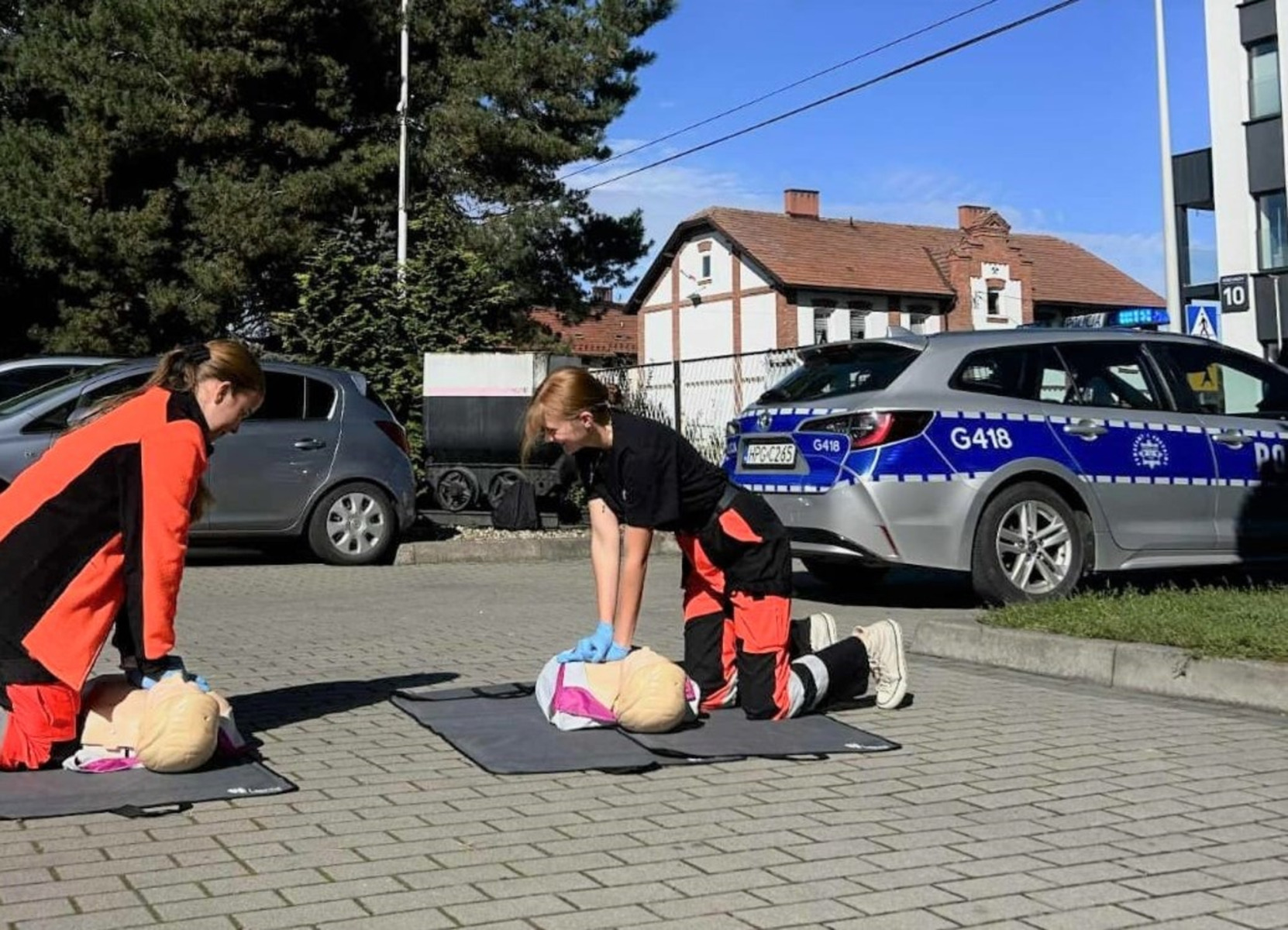 Kierowcy ćwiczą pierwszą pomoc z policją i młodzieżą – FOTO