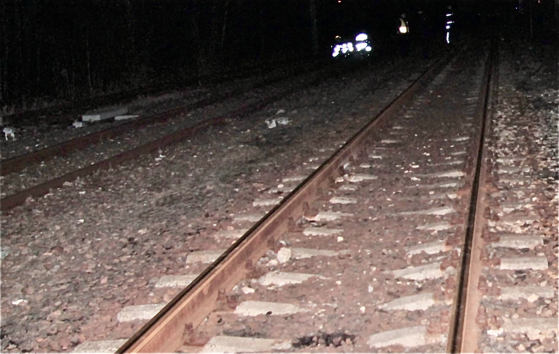 Miała trzy promile alkoholu i chodziła po torach