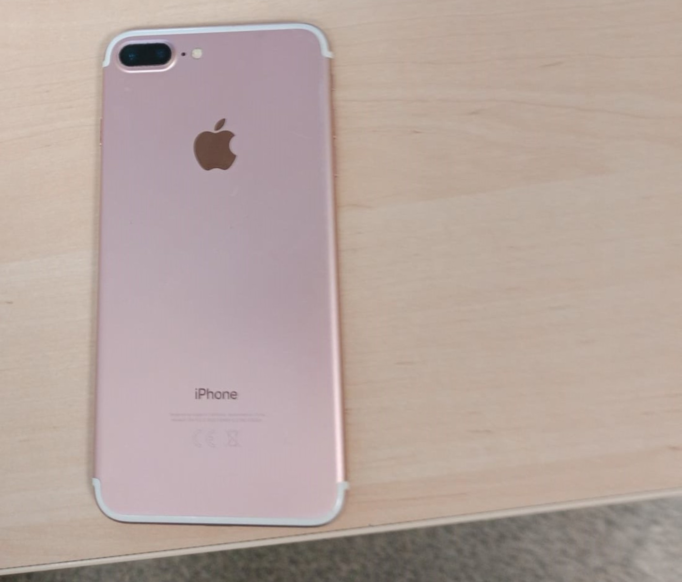 Różowy iPhone czeka na właścicielkę / właściciela w komisariacie