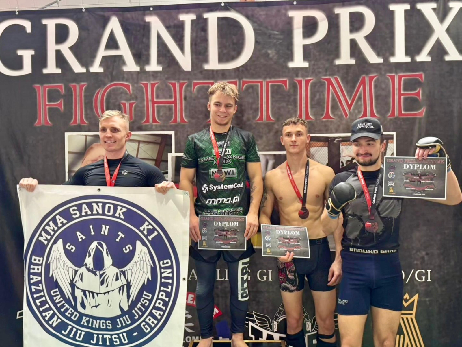 Komplet medali fighterów Factory – FOTO