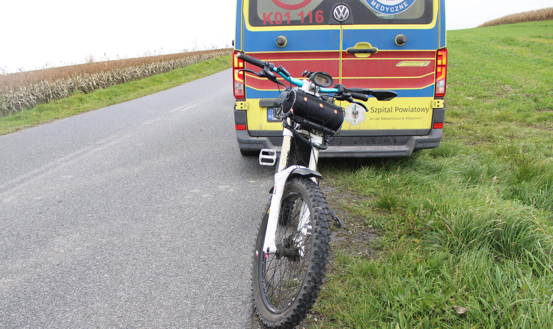 Pijany rowerzysta elektryczny zakończył jazdę w rowie