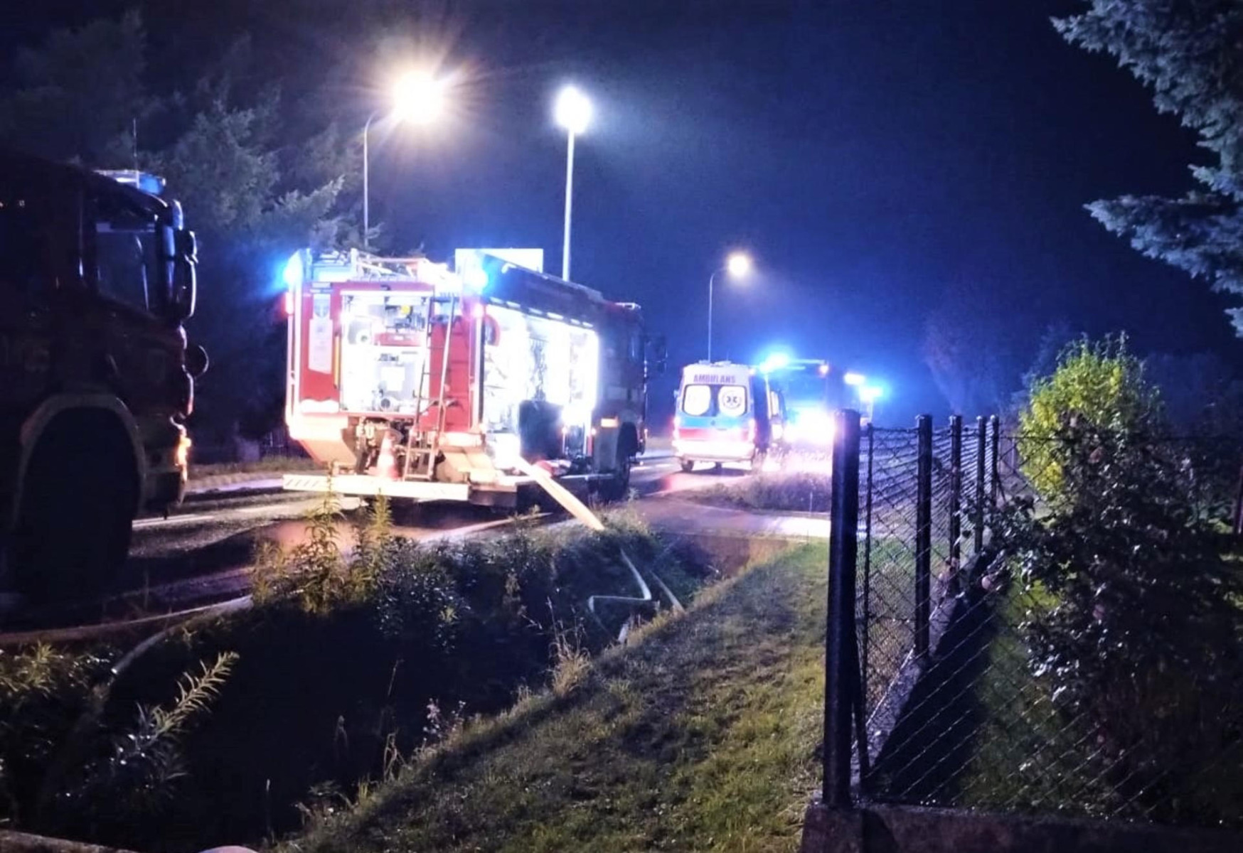 Zmarł mężczyzna, którego mieszkańcy i policjanci wynieśli z płomieni