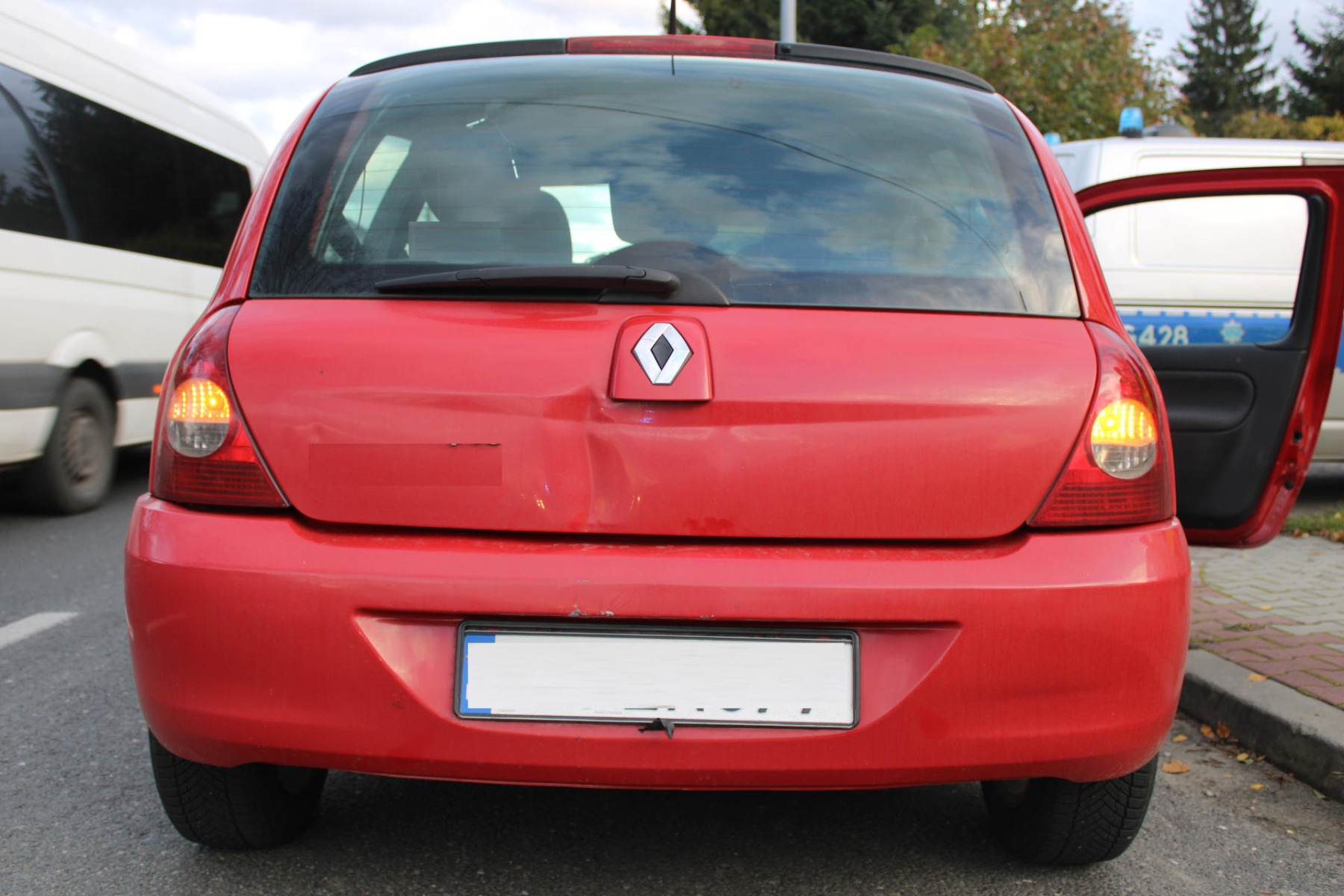 Najechał na samochód. Był pod wpływem środków odurzających