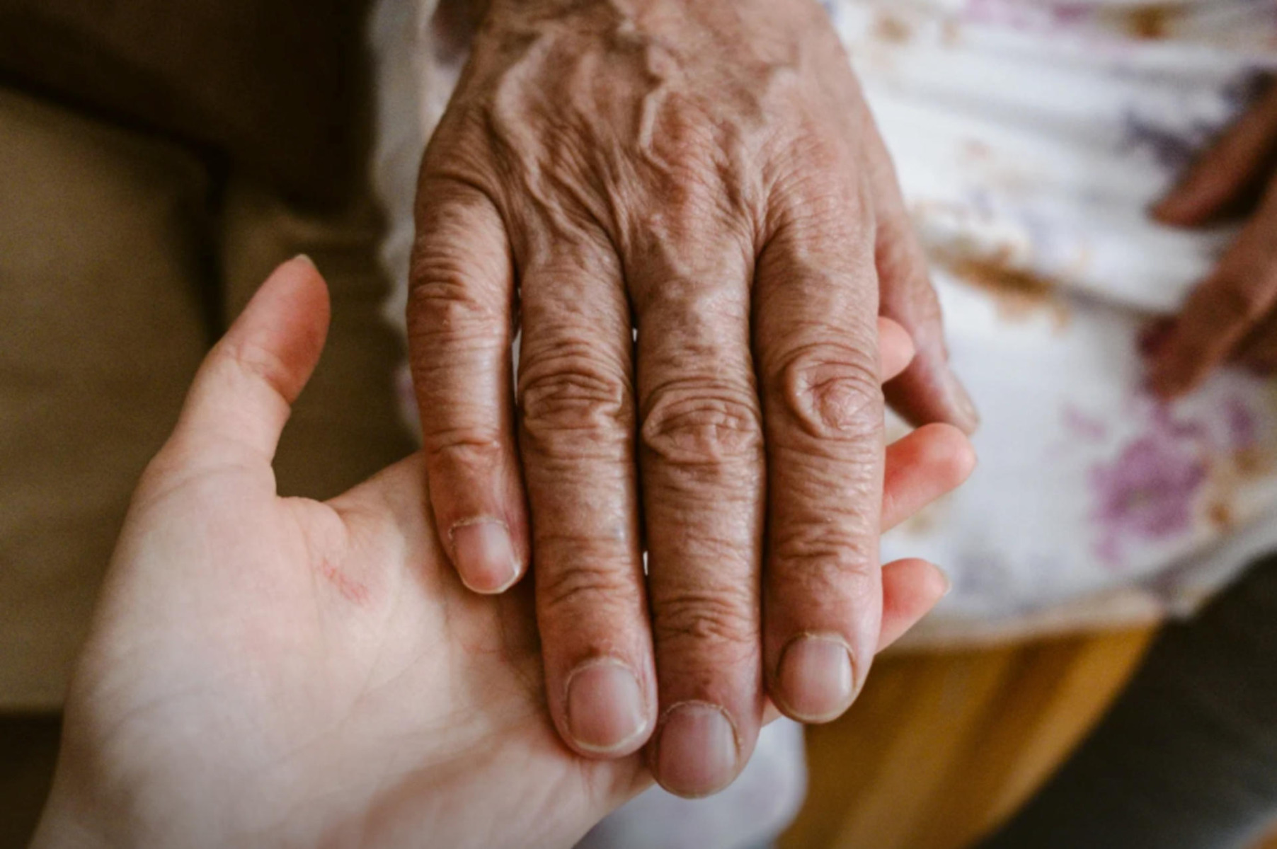 Reakcja kobiety i szybka pomoc policjantów uratowały życie 90-latki