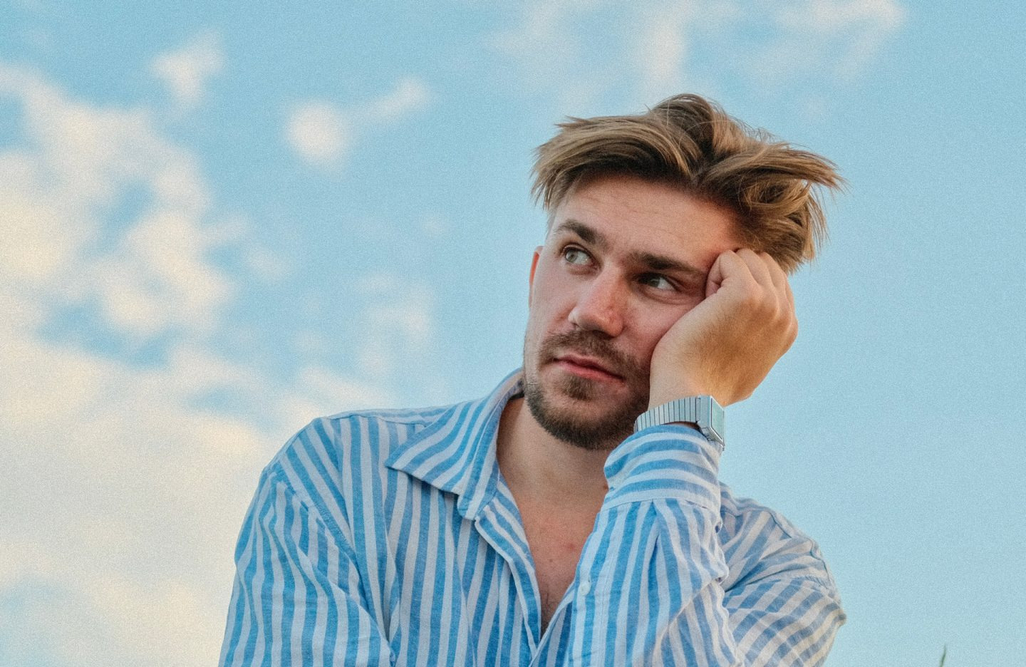 Marcin Jurecki z nowym singlem „Czarno-biały film” – FILM, FOTO