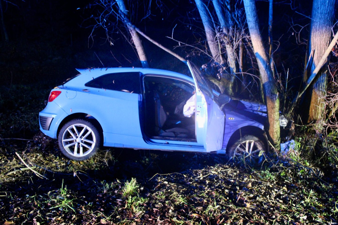 Kierowca seata uderzył w drzewo. Pięć osób trafiło do szpitala