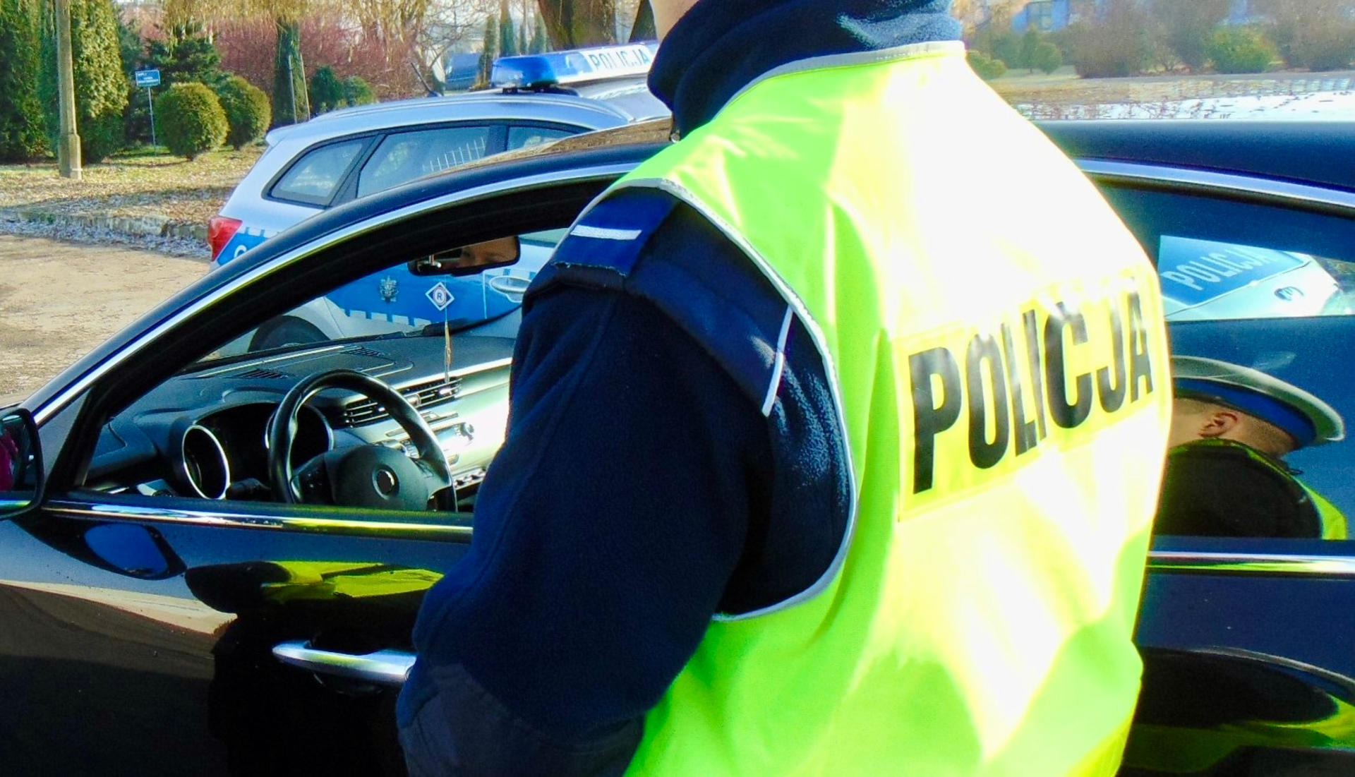 Ze słuchawkami w uszach nie usłyszała, że zamykają toaletę