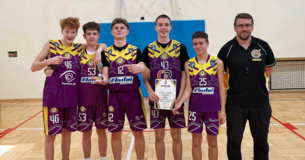 „Dwójka” najlepsza pod powiatowym koszem