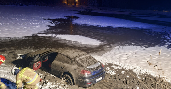 Porsche wpadło do opuszczonego stawu w Grojcu - FOTO