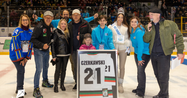 135 tysięcy złotych dla oddziału dziecięcego. Hokej i gwiazdy na tafli - FOTO