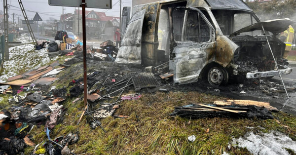 Ogień strawił auto dostawcze w Chełmku