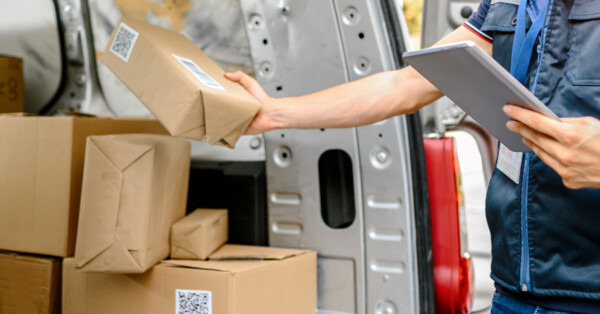 Paczka za pobraniem, dwie osoby straciły pieniądze