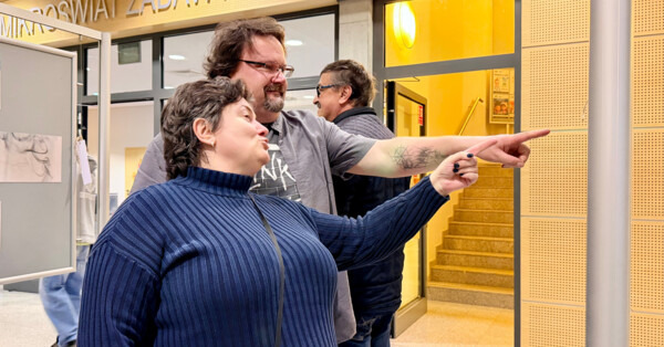 Dym w bibliotece. Wernisaż Piotra Tarczyńskiego - FILM, FOTO