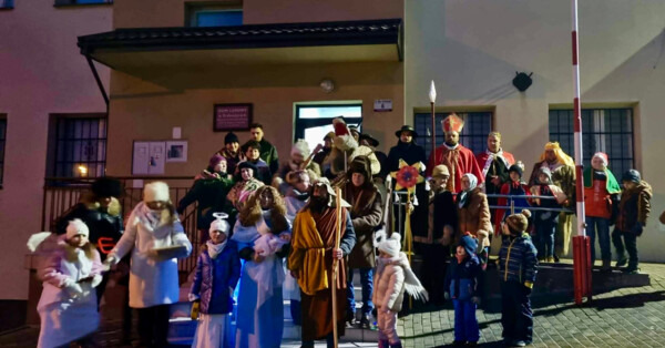 Wieś się jednoczy. Kolędnicy zbierają na naprawę dachu świątyni - FILM, FOTO