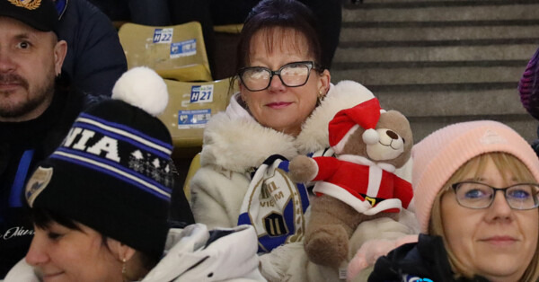 Kibice Unii rzucili misie i 20 tysięcy złotych dla Oskiego - FILM, FOTO