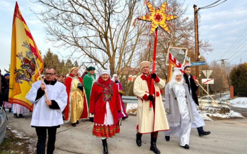 Kolory, śpiew i rodziny. Orszak Trzech Króli we Włosienicy - FILM, FOTO