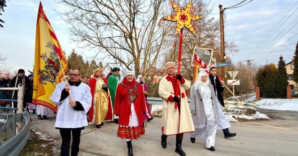 Kolory, śpiew i rodziny. Orszak Trzech Króli we Włosienicy - FILM, FOTO