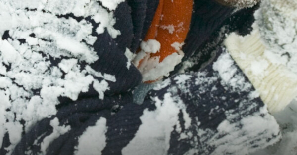 Zauważyli leżącego mężczyznę. Przechodnie pomogli 66-latkowi wrócić do domu