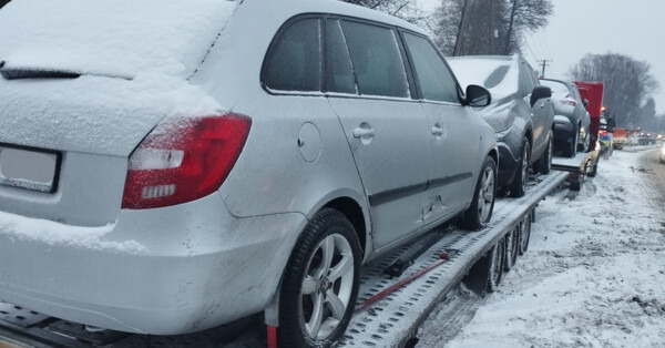 Laweta wpadła na audi. W sumie 16 kolizji