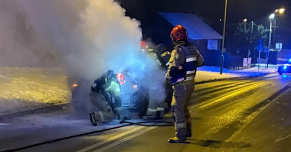 Ogień pod maską. Policjanci i kierowcy w akcji