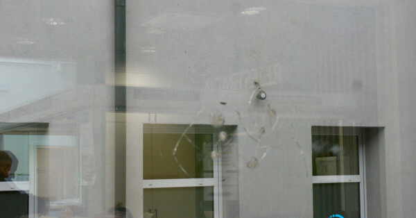 Pacjent młotkiem rozbił szyby w szpitalu - FOTO