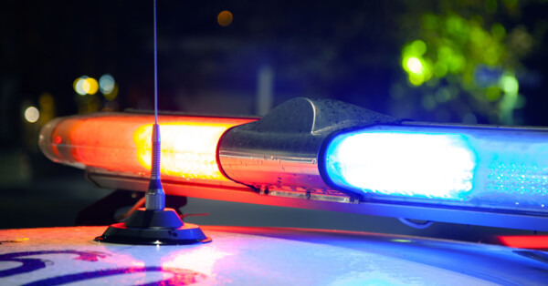 Pijany rozbił lusterka przy stacji paliw