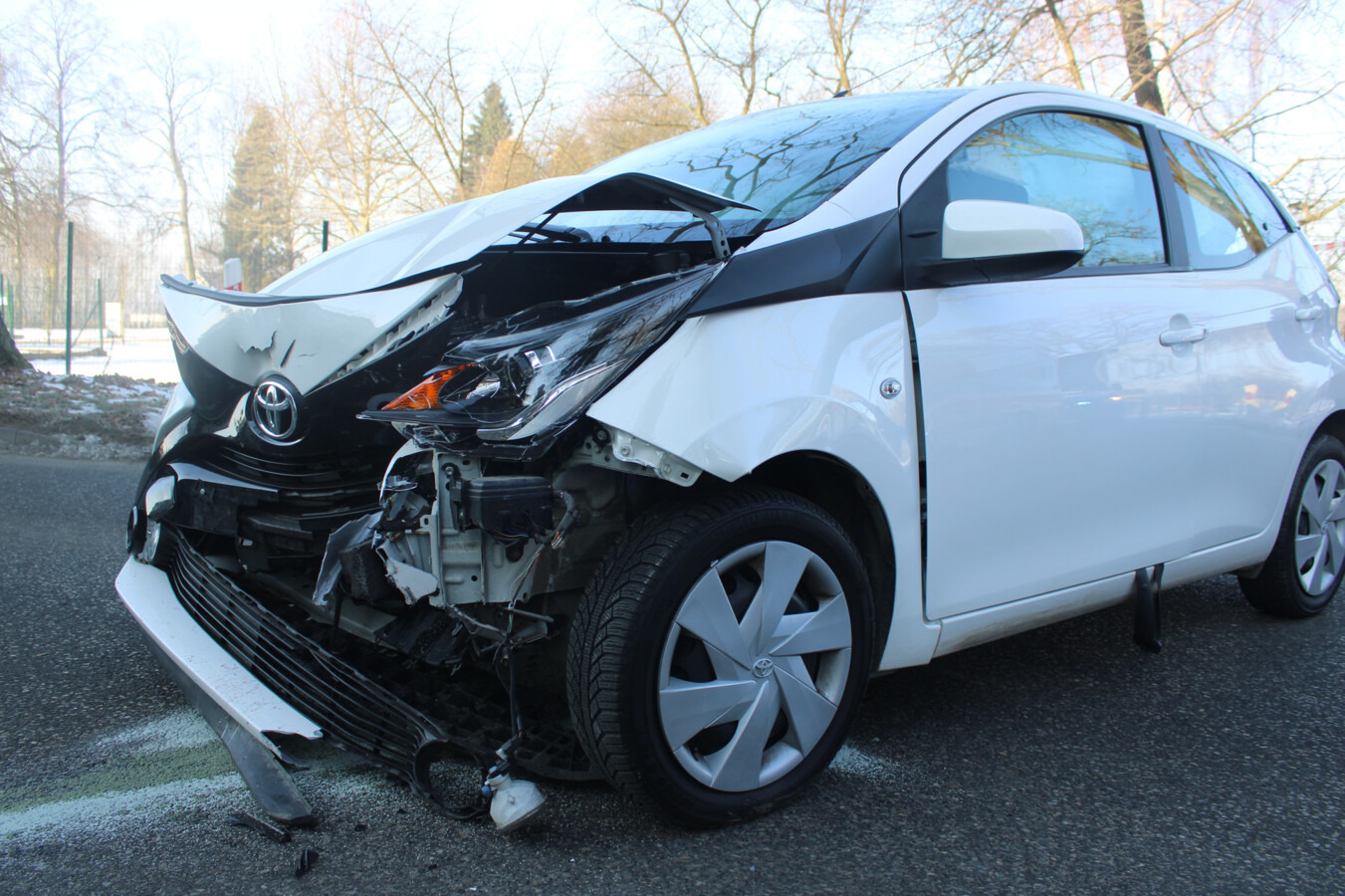 Zderzyły się dwie toyoty. Jedna osoba w szpitalu - FOTO
