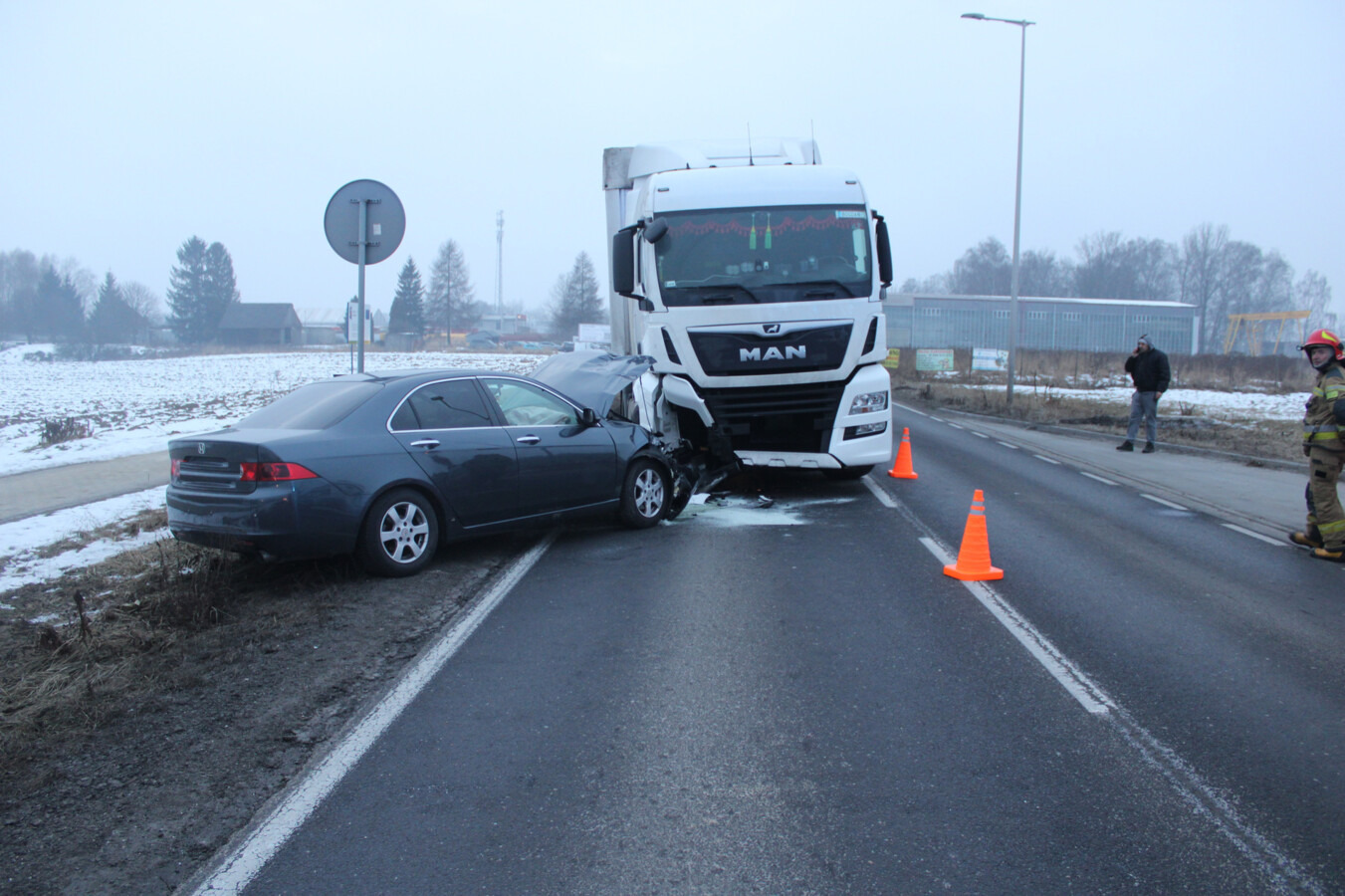 Zmęczony kierowca zjechał na czołówkę z ciężarówką