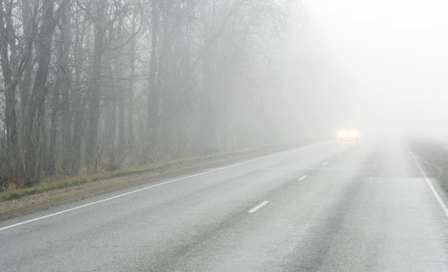 IMGW ostrzega. W nocy trudne warunki na drogach