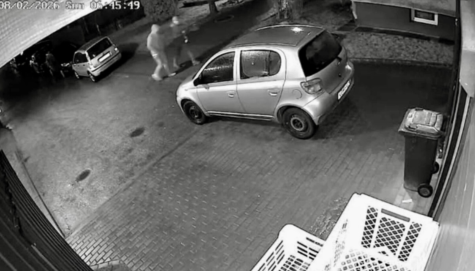 Zniknęła toyota yaris. Jest nagranie z kamer - FILM