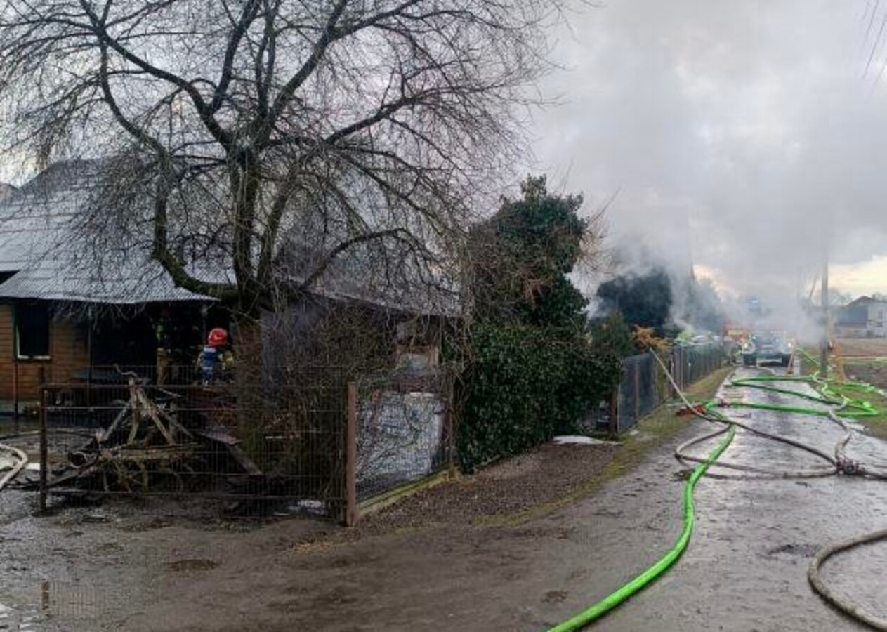 Z pożarem drewnianego domu walczyło ponad 20 strażaków - FOTO