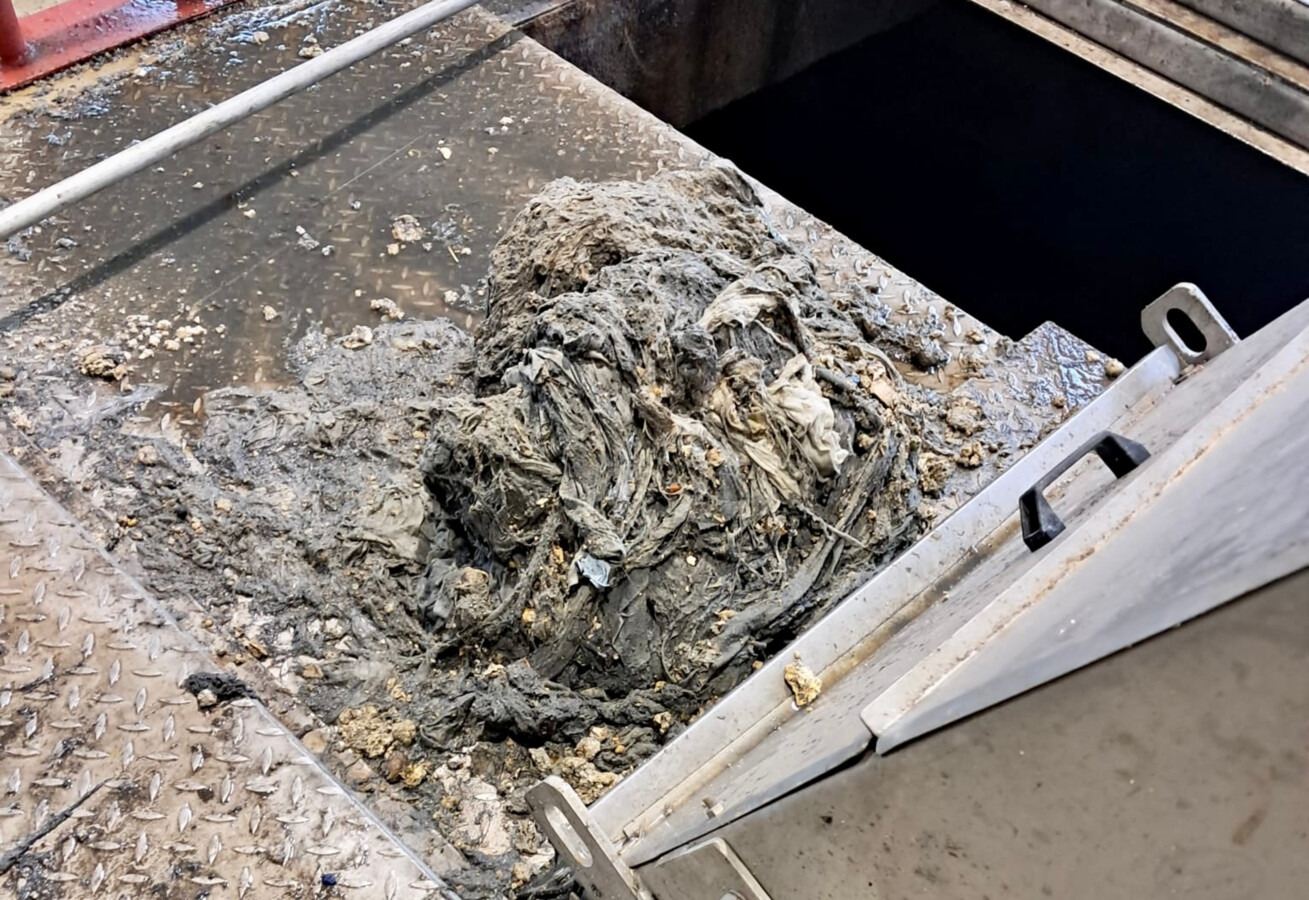 Odpady zatkały pompy. Awaria przepompowni w Oświęcimiu - FOTO