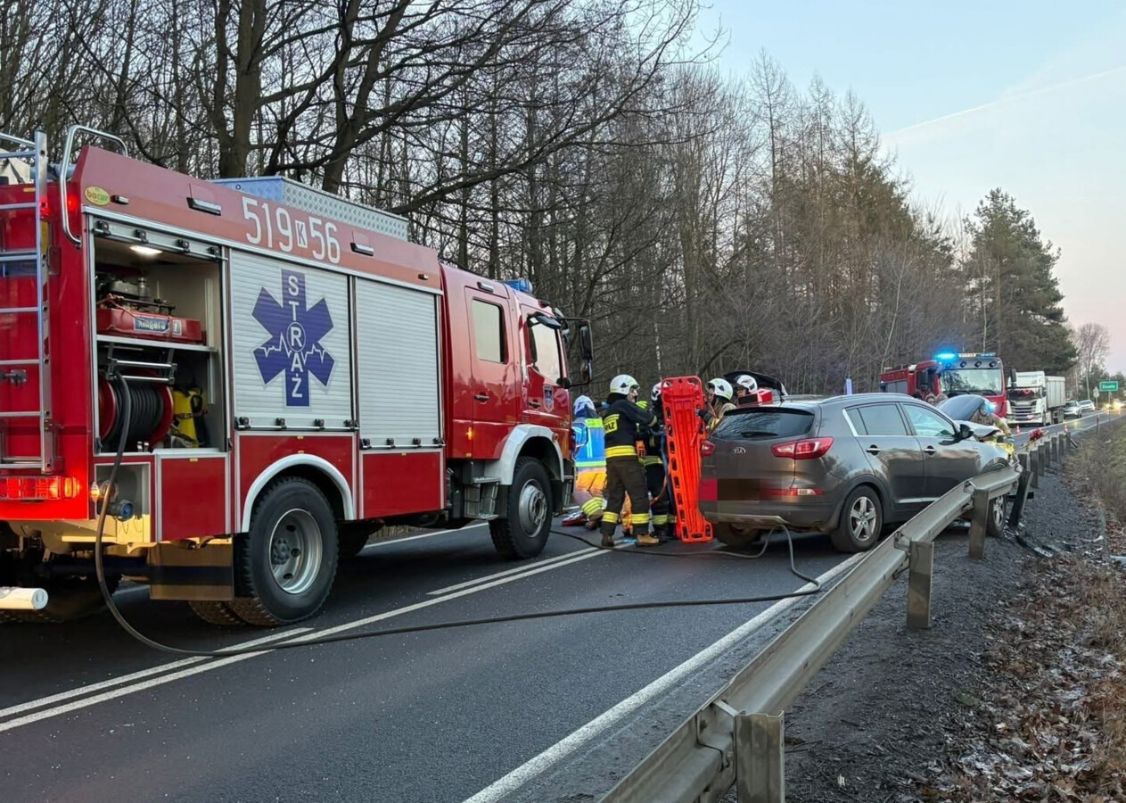 Czołowe zderzenie w Jawiszowicach. Trzy osoby w szpitalu - FOTO
