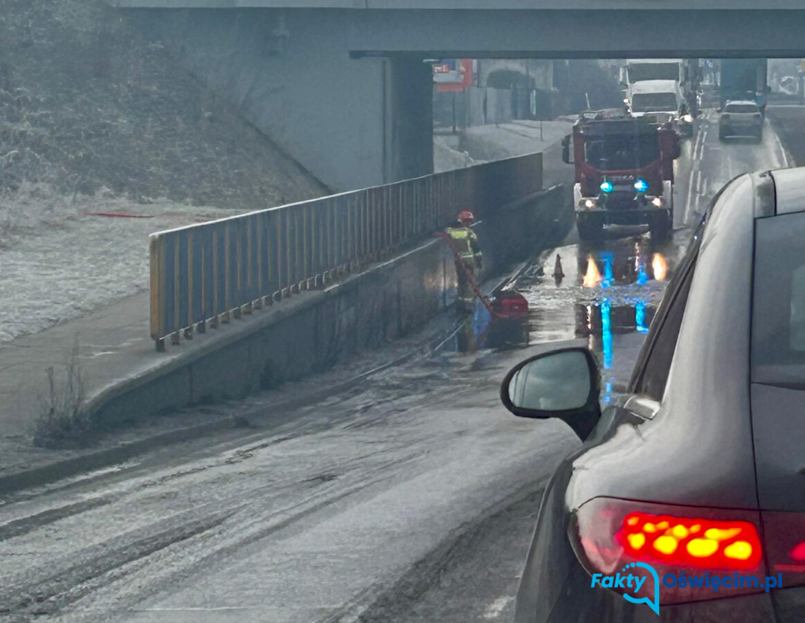 Woda pod wiaduktem kolejowym. Są utrudnienia w ruchu