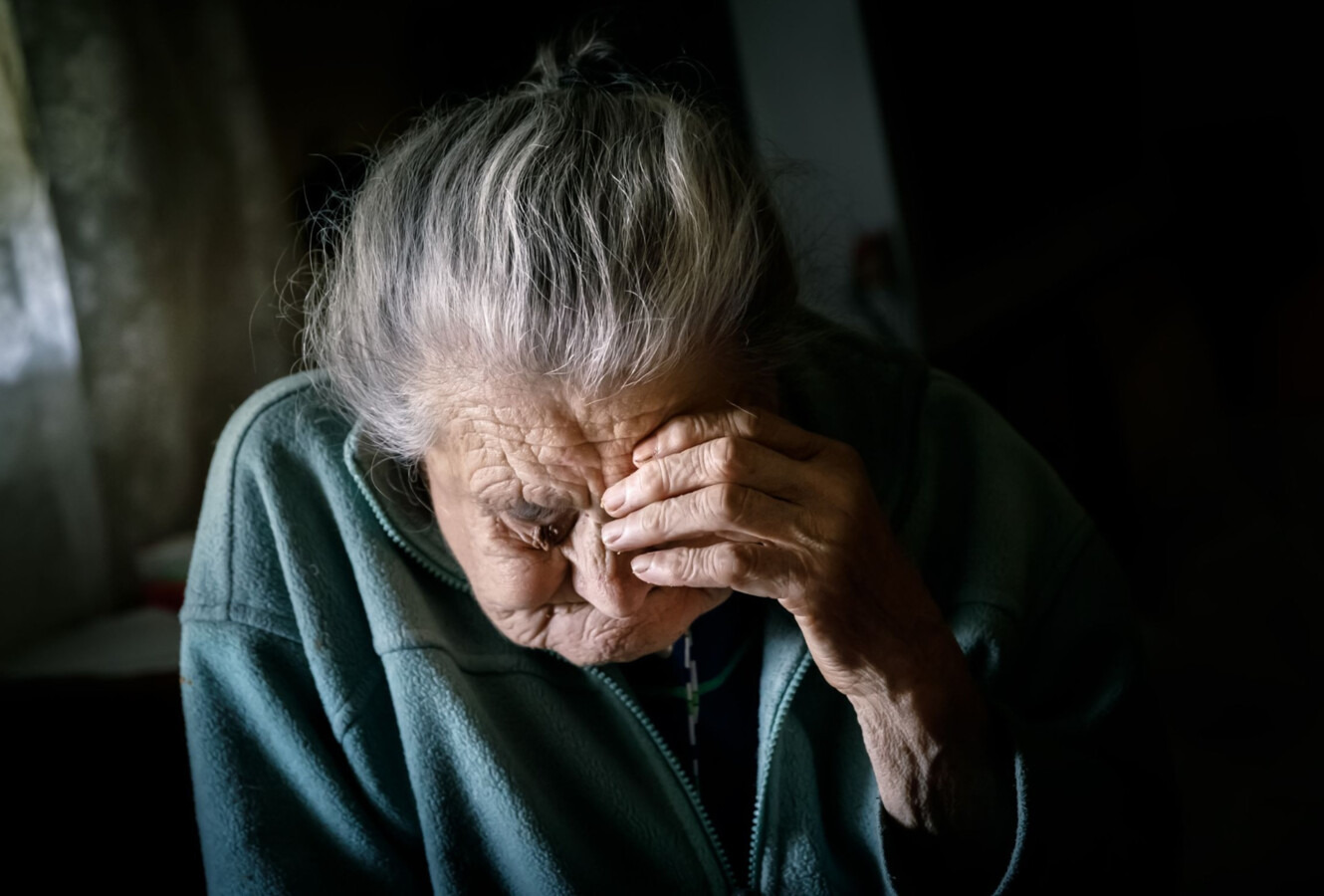 Seniorka w samej koszuli i pantoflach wyszła z bloku