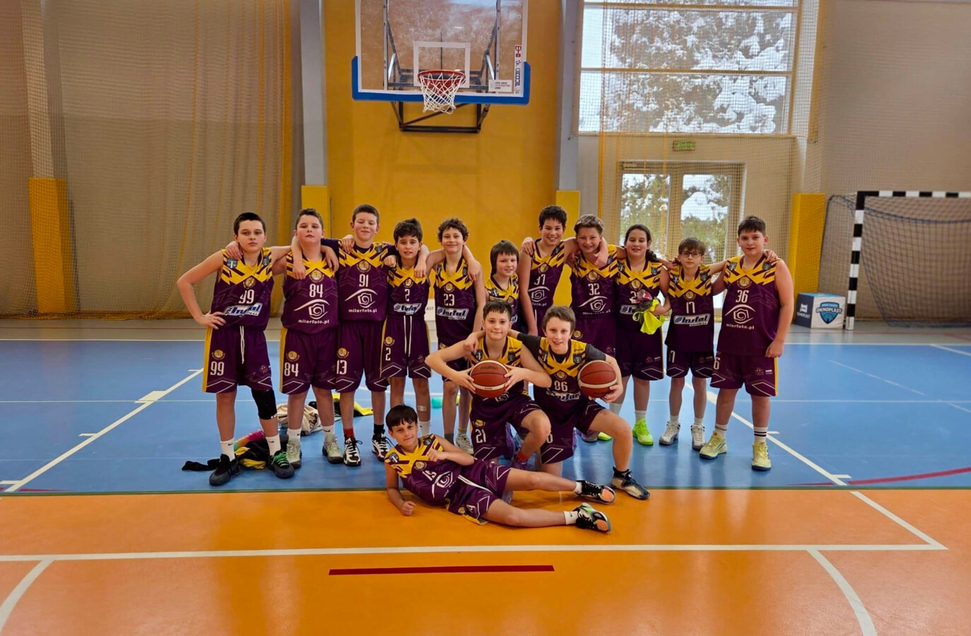 Nokaut. Porozbijali okna w Krakowie