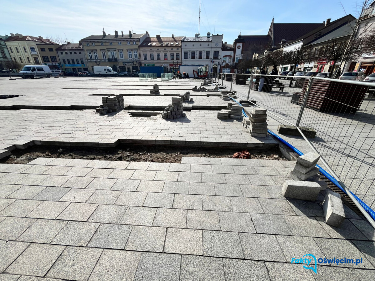 Remont płyty rynku. Utrudnienia potrwają do maja - FOTO