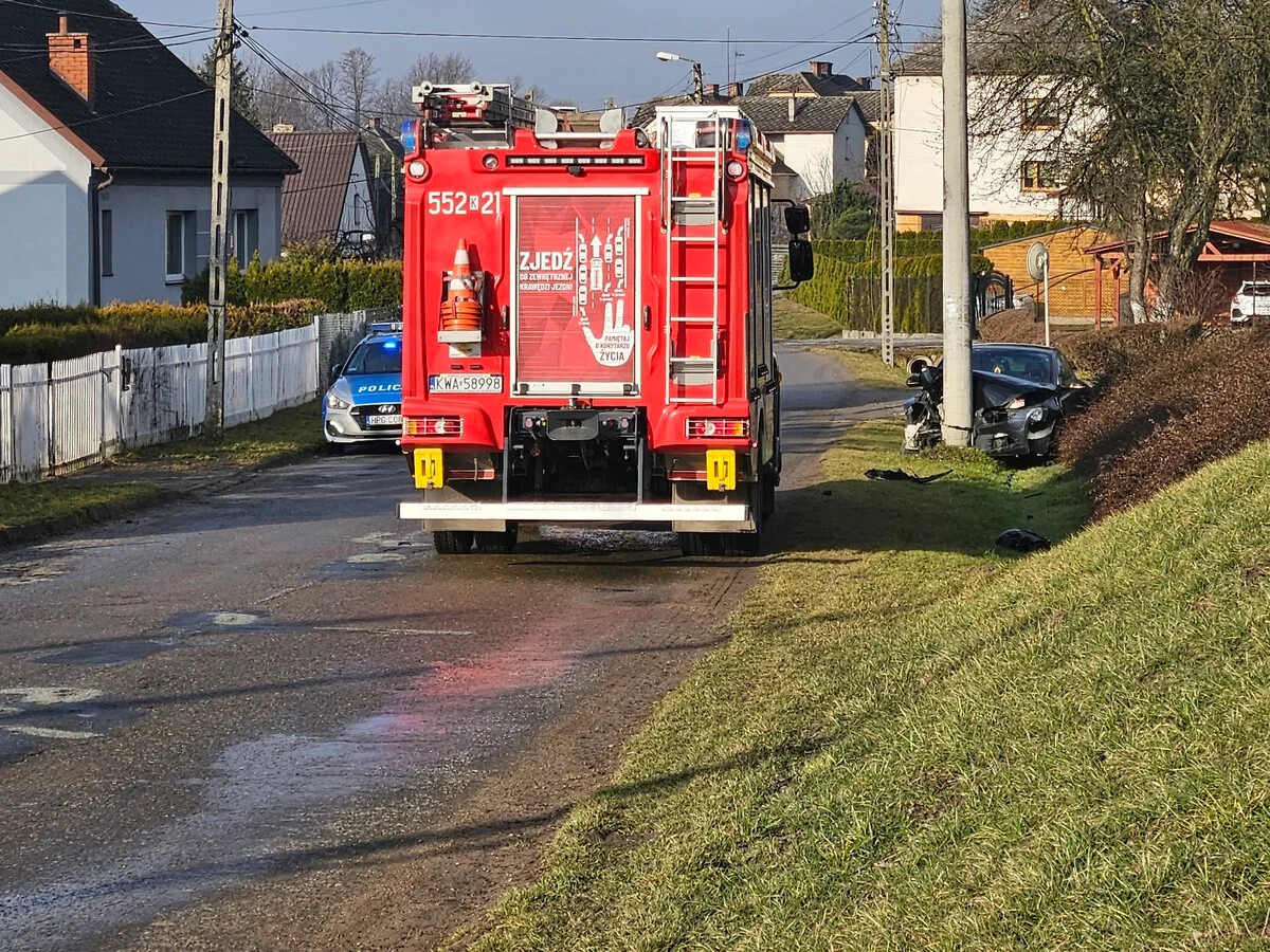 Stara Droga zablokowana po uderzeniu w słup